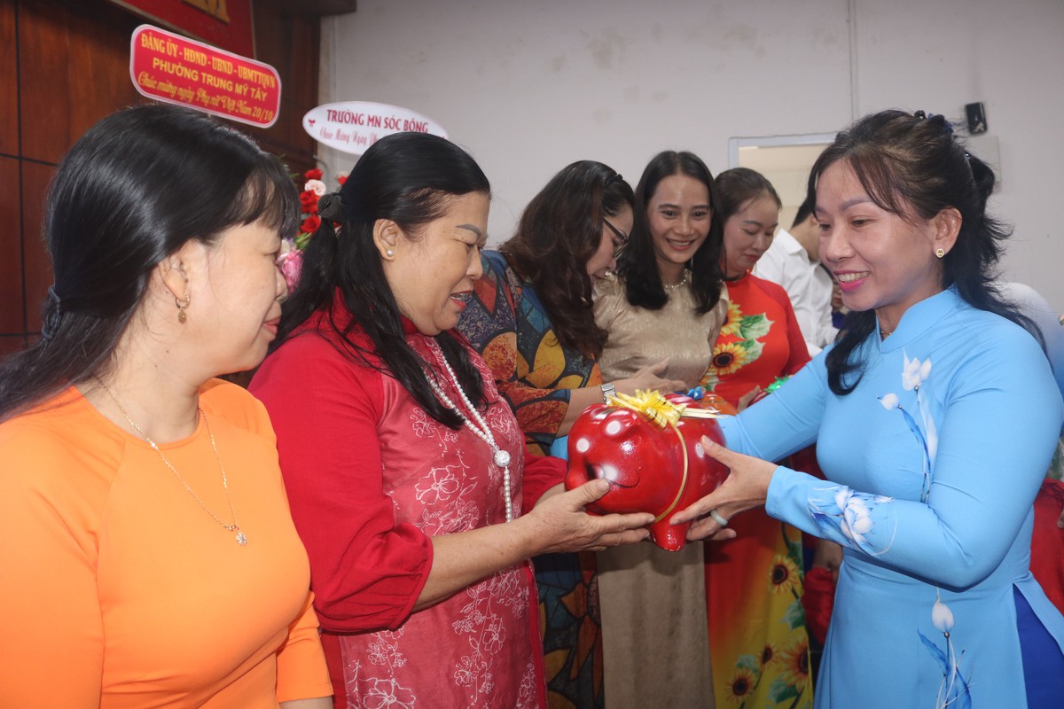 TPHCM: Lời cảm ơn và những sẻ chia ấm lòng chị em dịp 20/10- Ảnh 3.