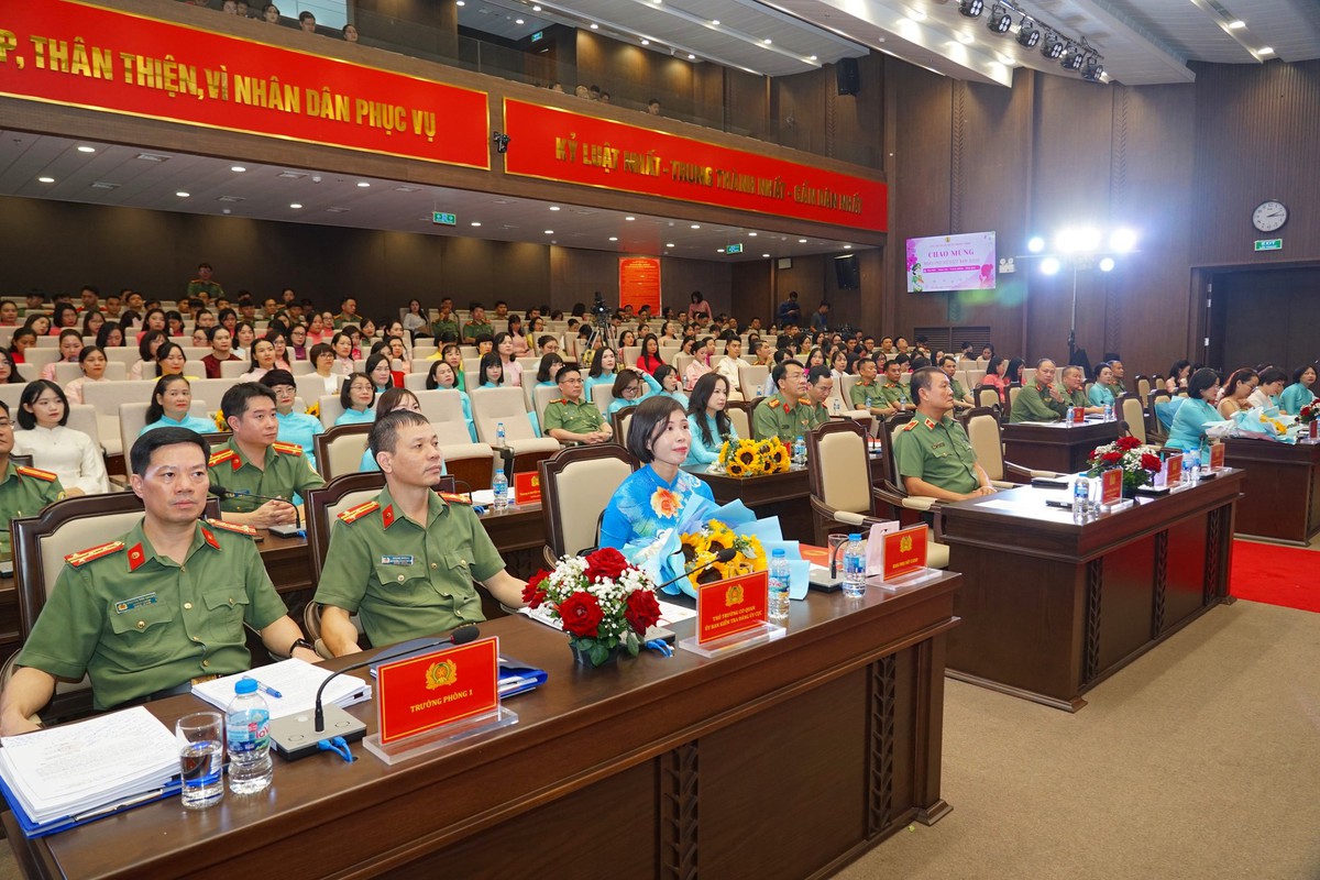 Bản lĩnh của phụ nữ Quản lý xuất nhập cảnh qua cuộc thi “Cặp đôi hoàn hảo - Trí, Tài, Sắc” - Ảnh 1.