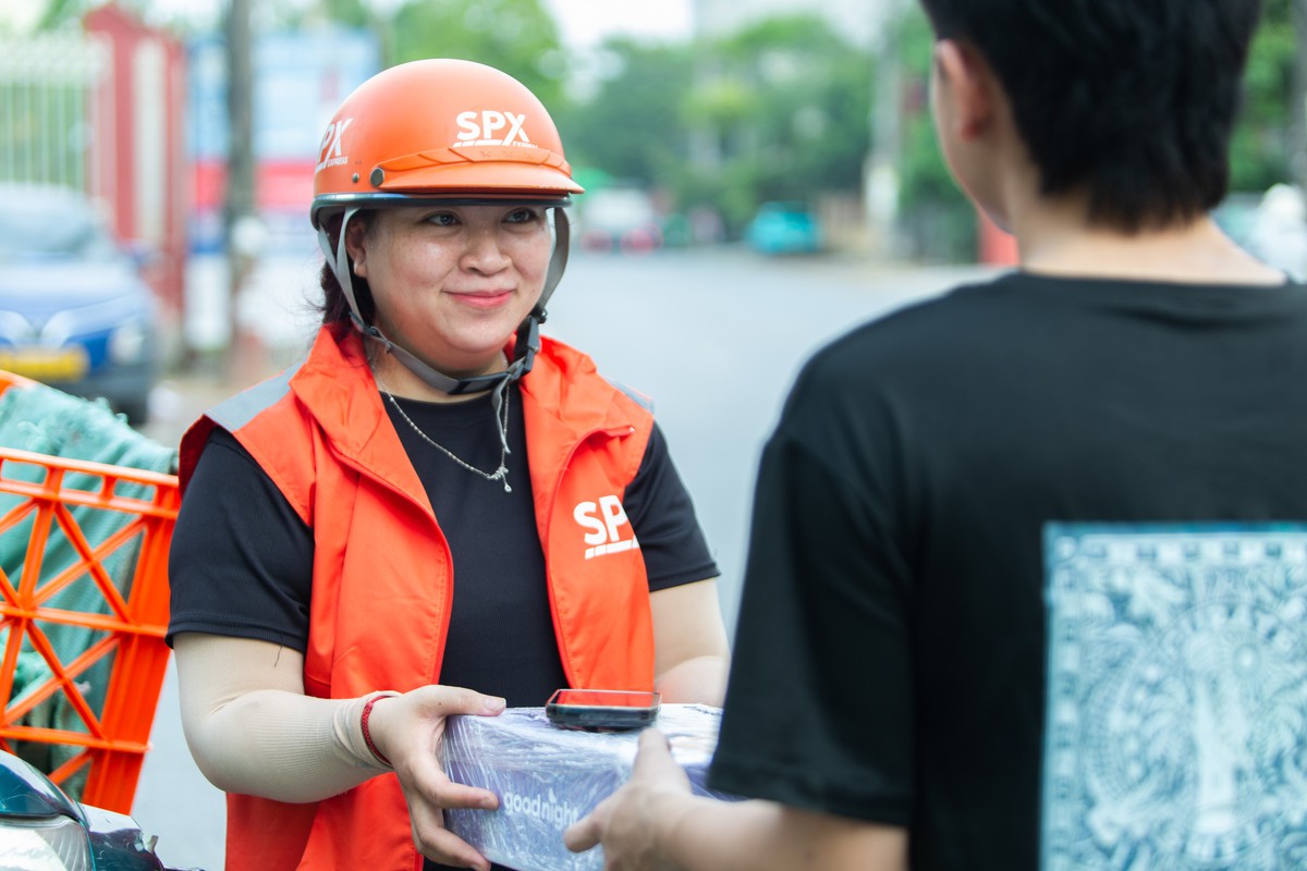 Chuyện nữ tài xế SPX Express: “Tôi trao đi cả niềm vui và sự an tâm qua từng kiện hàng” - Ảnh 1.