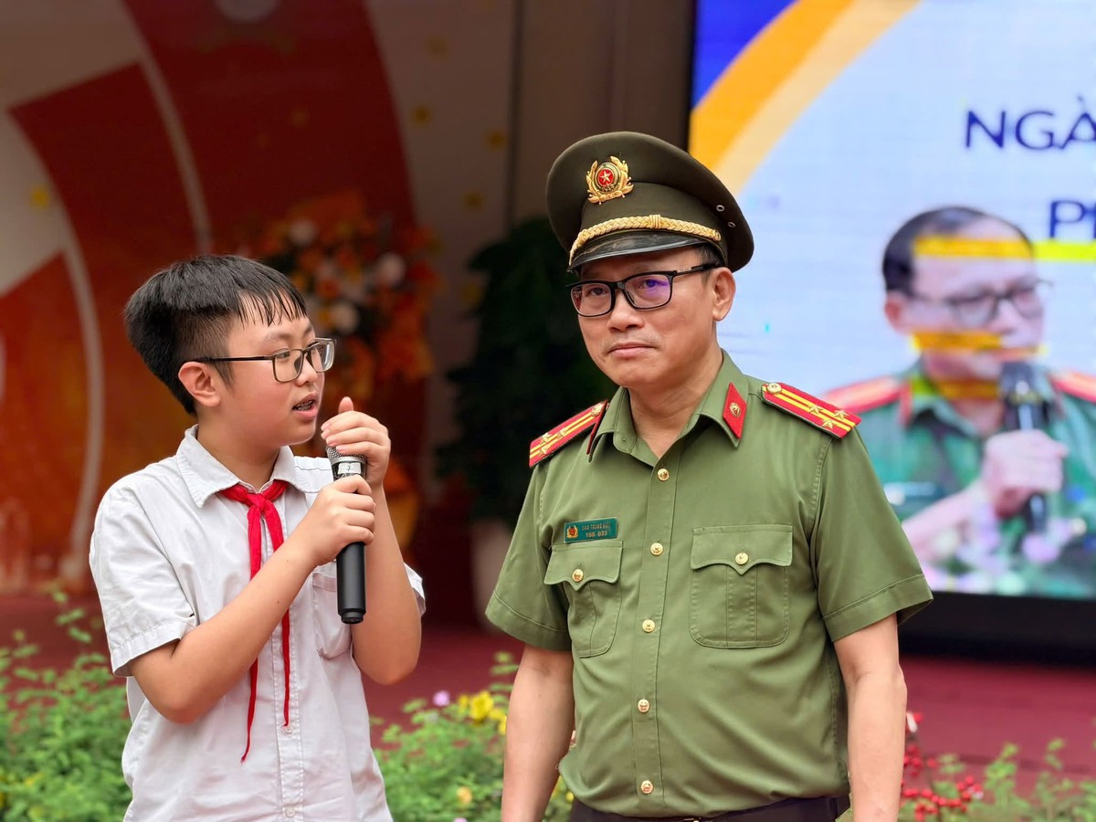 Vụ nam sinh hành hung giáo viên tại lớp: Cần trả lại quyền uy chính đáng cho người thầy- Ảnh 2.