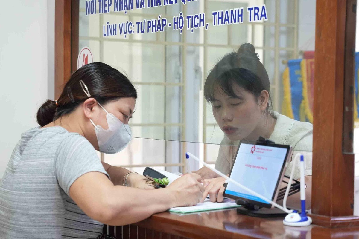 Những giấy tờ nào trên VNeID có thể thay bản giấy? Người dân cần biết - Ảnh 2.