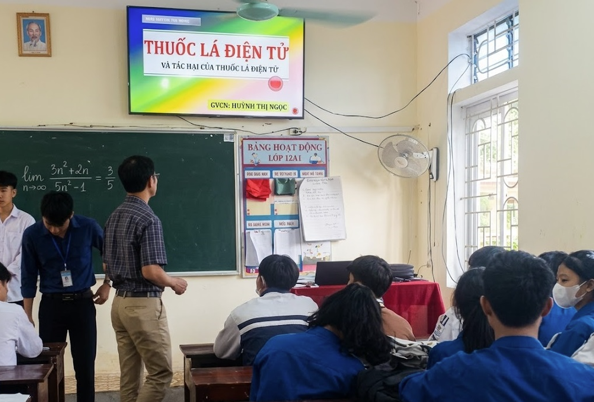 Thầy cô trở thành “thám tử” ngăn thuốc lá điện tử len lỏi vào trường học - Ảnh 1.