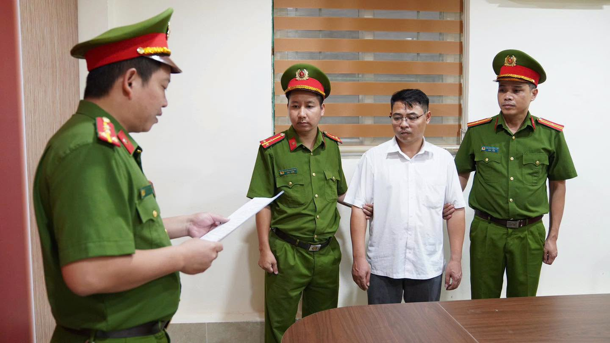 Bí thư, Chủ tịch xã ở Phú Thọ bị bắt vì tiếp tay khai thác đất trái phép - Ảnh 2.