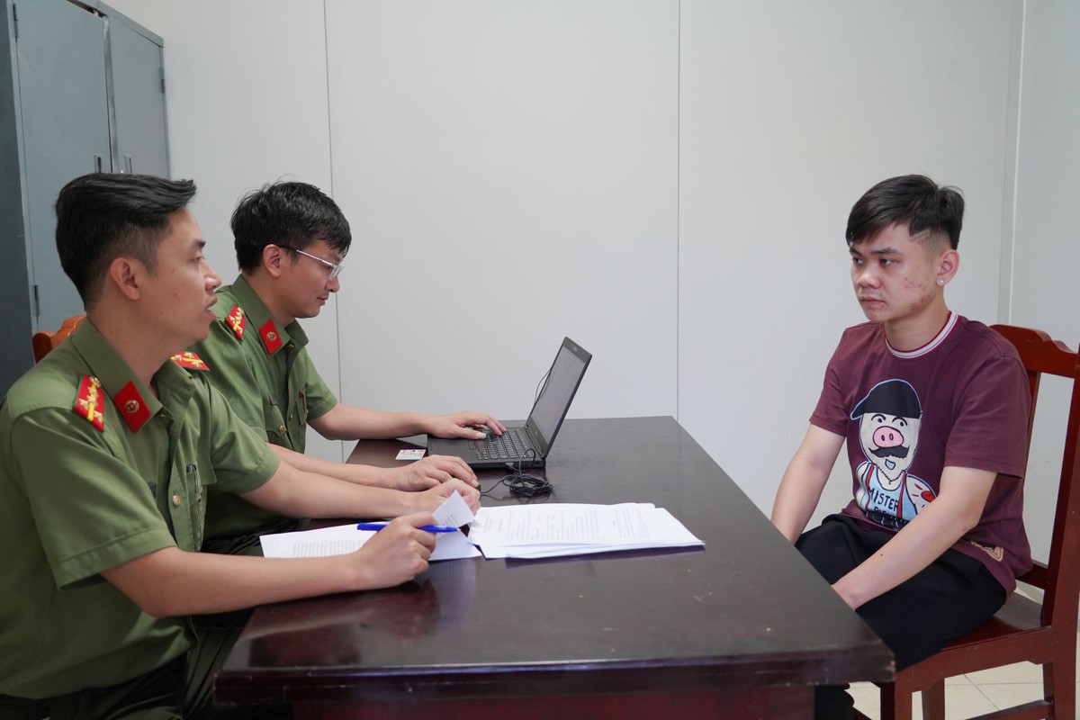 Bắt 2 đối tượng đưa người sang Campuchia, phục vụ hoạt động lừa đảo - Ảnh 1.