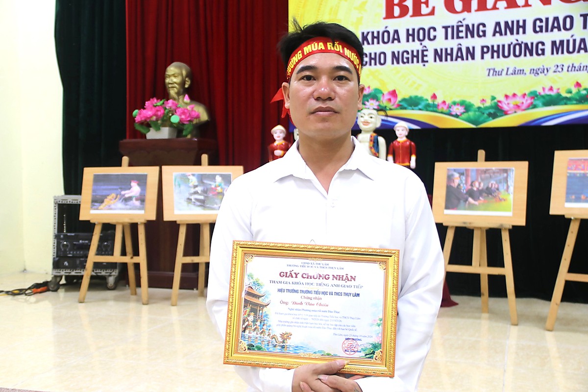 Lớp học tiếng Anh 3 thế hệ của Nghệ nhân rối nước Đào Thục- Ảnh 1.