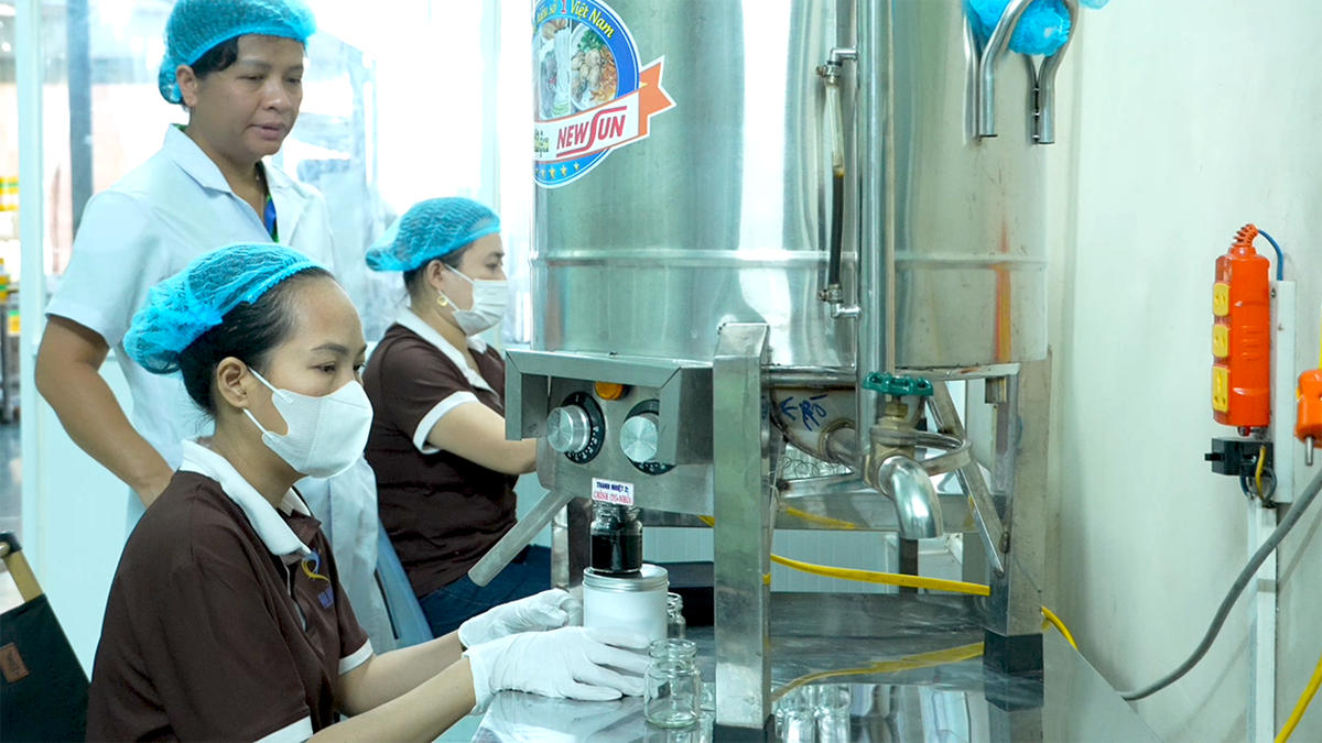 Nữ founder với câu chuyện đưa máy móc và công nghệ số "làm bạn" với cây dược liệu quê nhà - Ảnh 2.