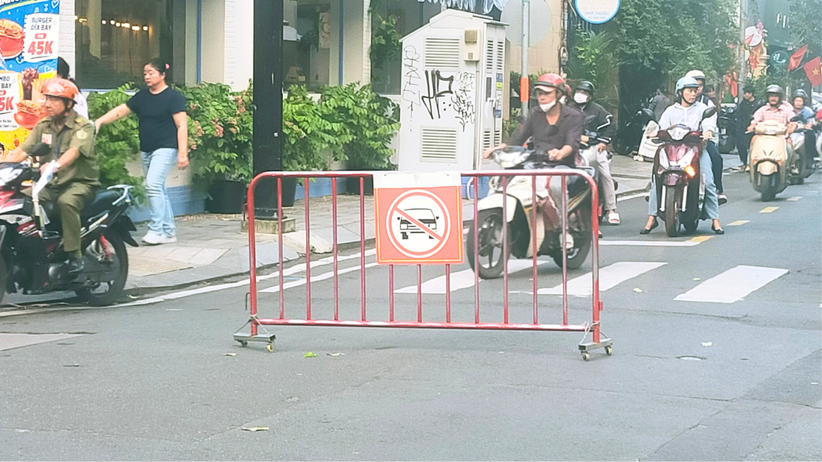 Lập lại trật tự giao thông trước cổng trường: Không thể chỉ trông chờ vào xử phạt - Ảnh 3.