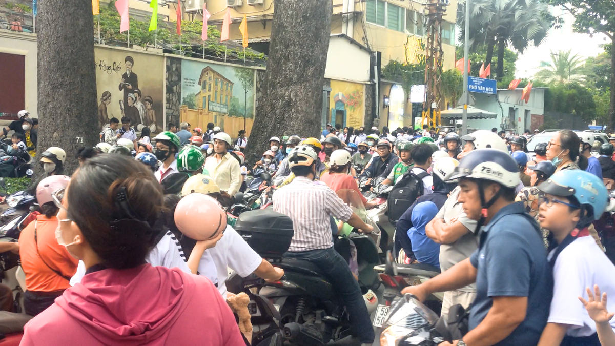 Lập lại trật tự giao thông trước cổng trường: Không thể chỉ trông chờ vào xử phạt - Ảnh 2.