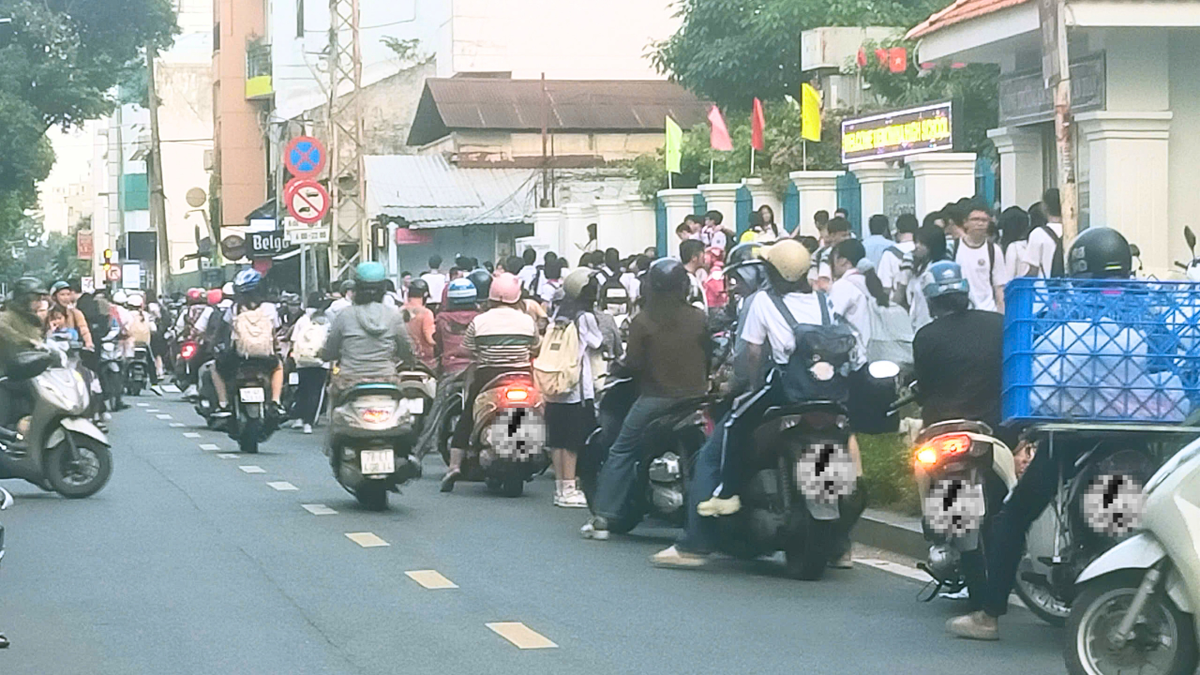 Lập lại trật tự giao thông trước cổng trường: Không thể chỉ trông chờ vào xử phạt - Ảnh 1.