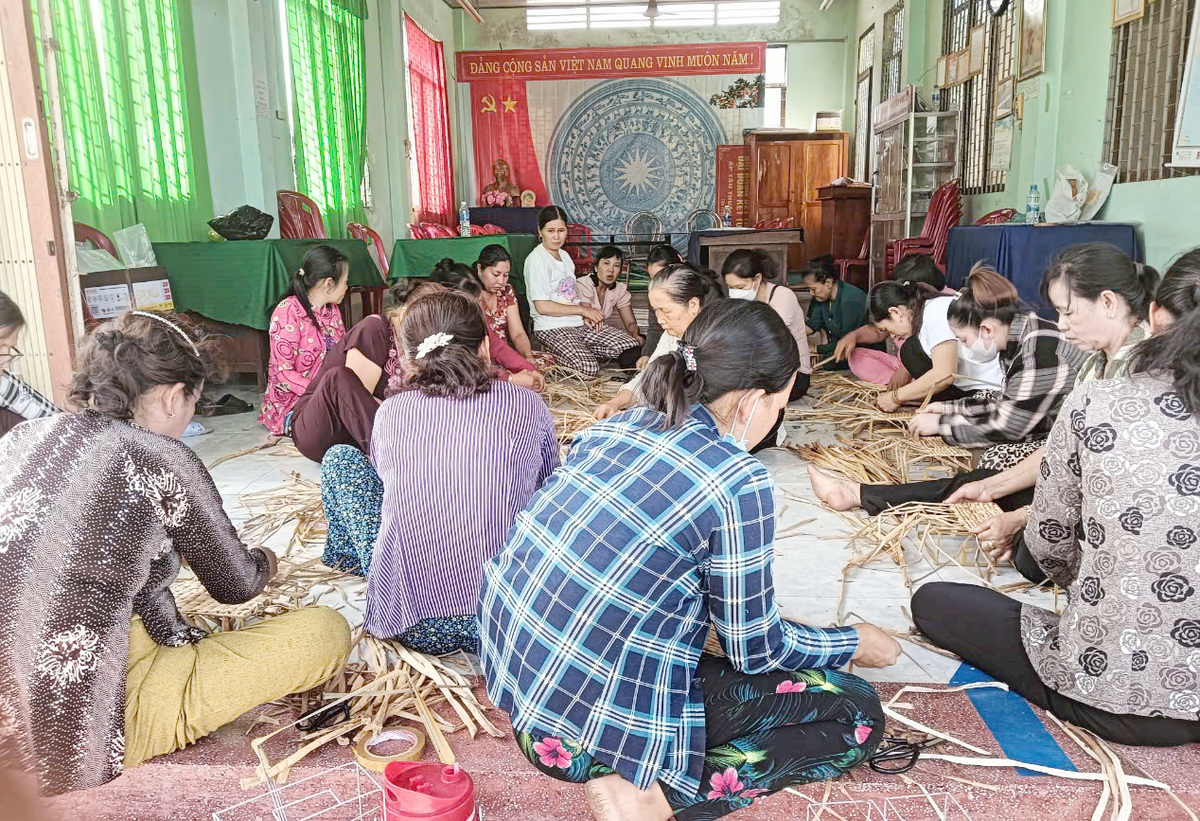 Vĩnh Long: Tạo sinh kế bền vững cho phụ nữ từ cây lục bình - Ảnh 1.