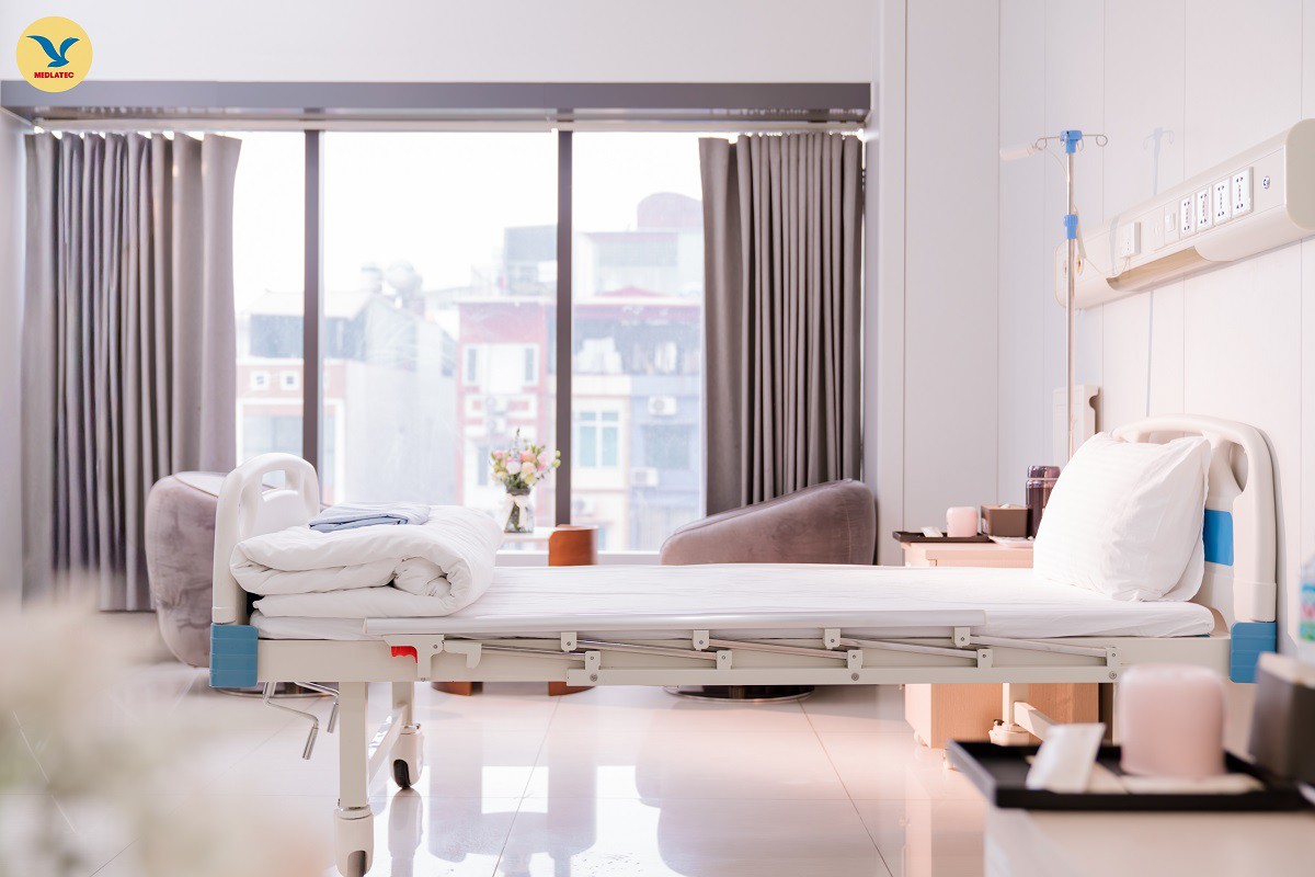 Nhập viện vì viêm dạ dày, người phụ nữ bất ngờ phát hiện 2 khối u “ẩn mình” ở buồng trứng - Ảnh 4.