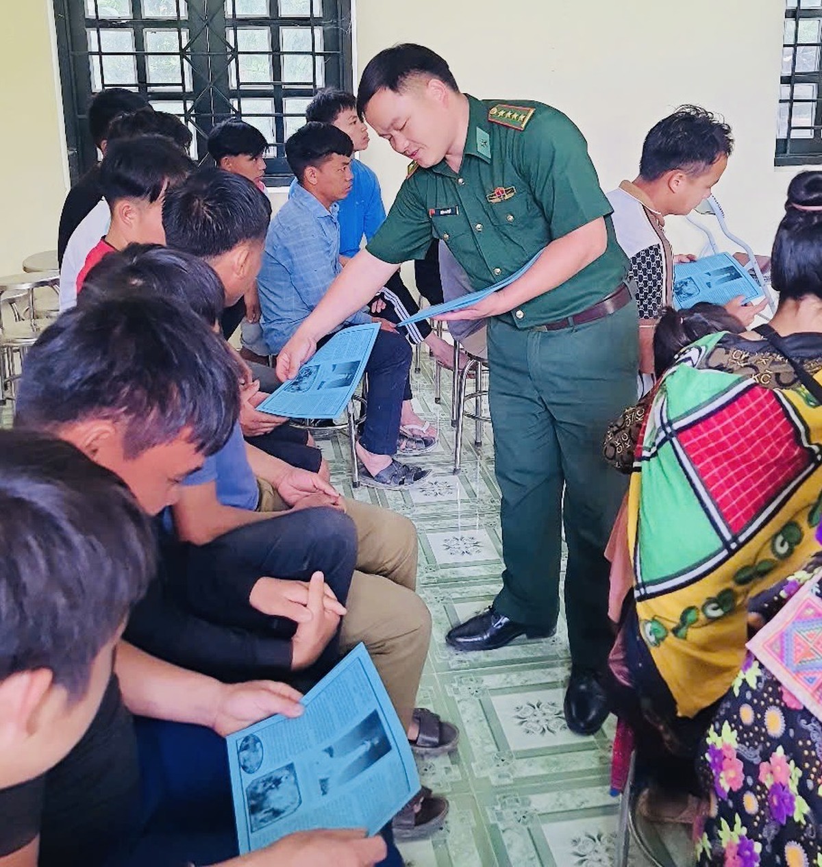 Giúp phụ nữ Mường Pồn tránh bẫy mua bán người - Ảnh 1.
