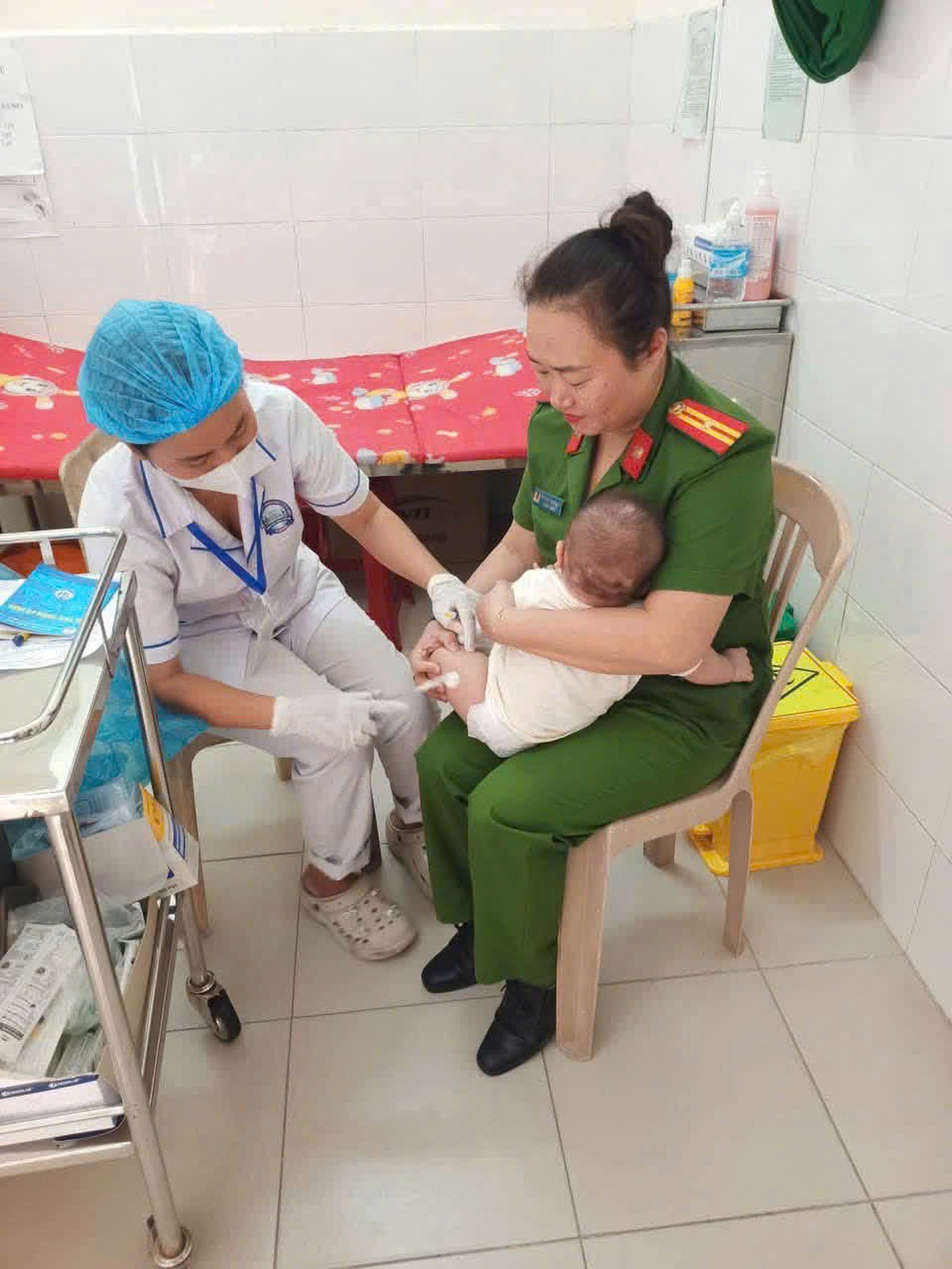 Sẻ chia yêu thương cùng nữ can phạm sinh con trong Trại giam Công an TP Huế- Ảnh 1.