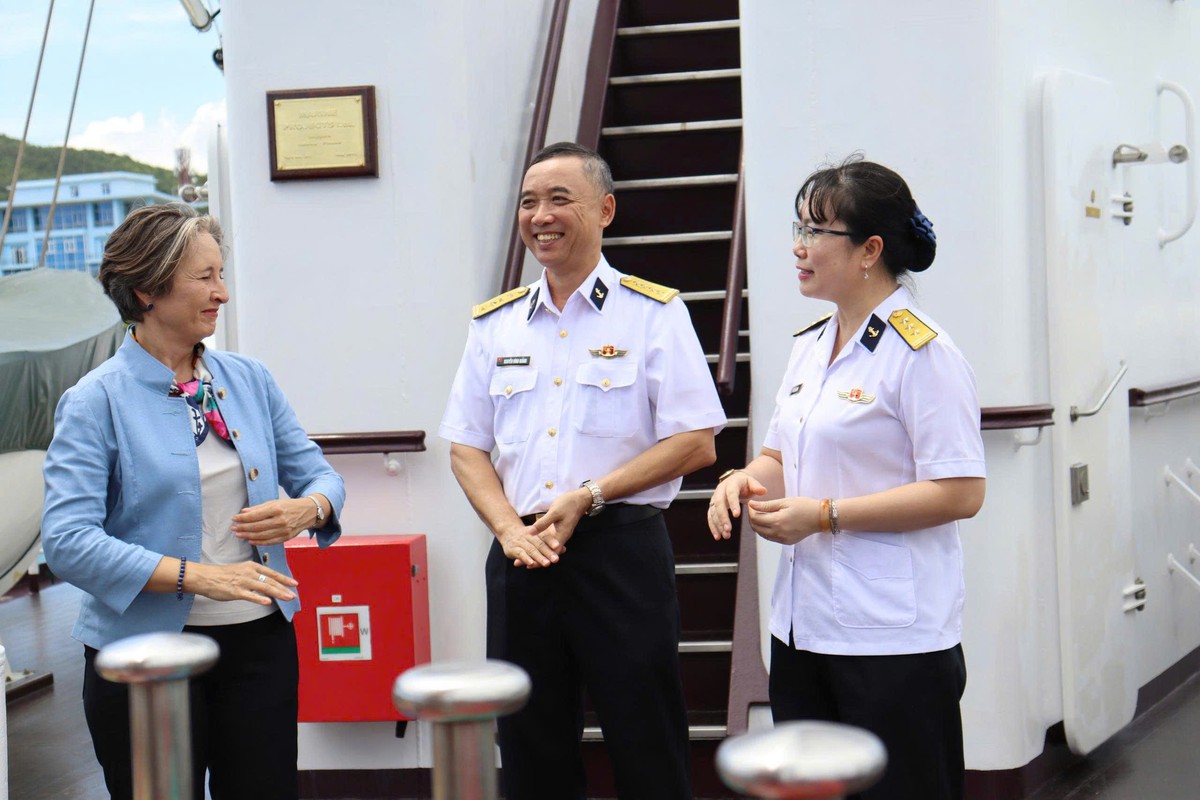 Nữ giảng viên Hải quân sáng tạo trong từng giờ dạy ngoại ngữ- Ảnh 1.
