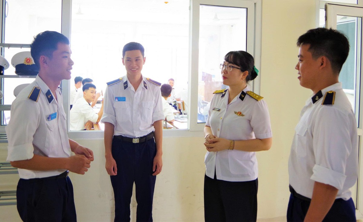 Nữ giảng viên Hải quân sáng tạo trong từng giờ dạy ngoại ngữ- Ảnh 2.