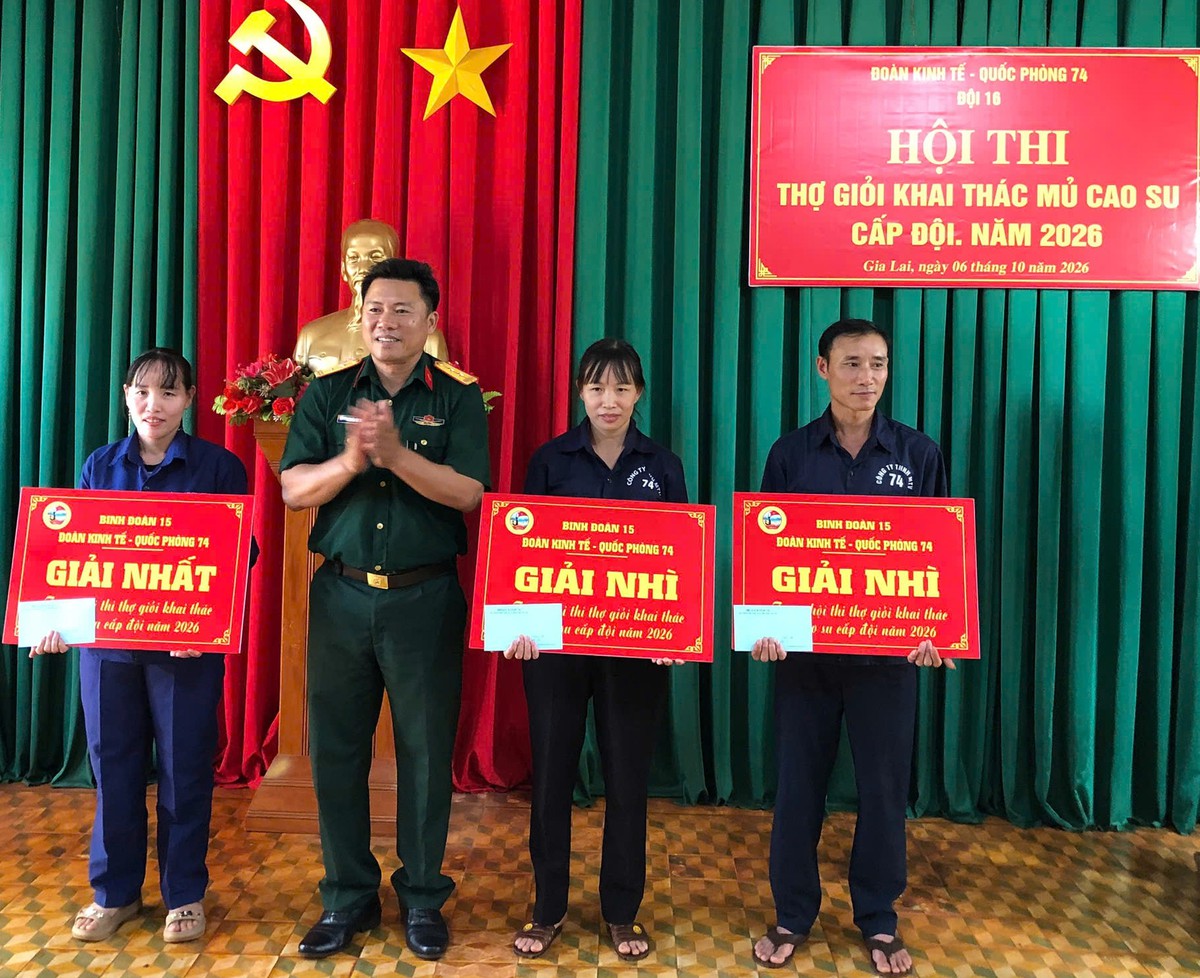 Thợ khai thác mủ cao su với nhiểu sáng kiến được trao Giải thưởng Phụ nữ Quân đội- Ảnh 4.