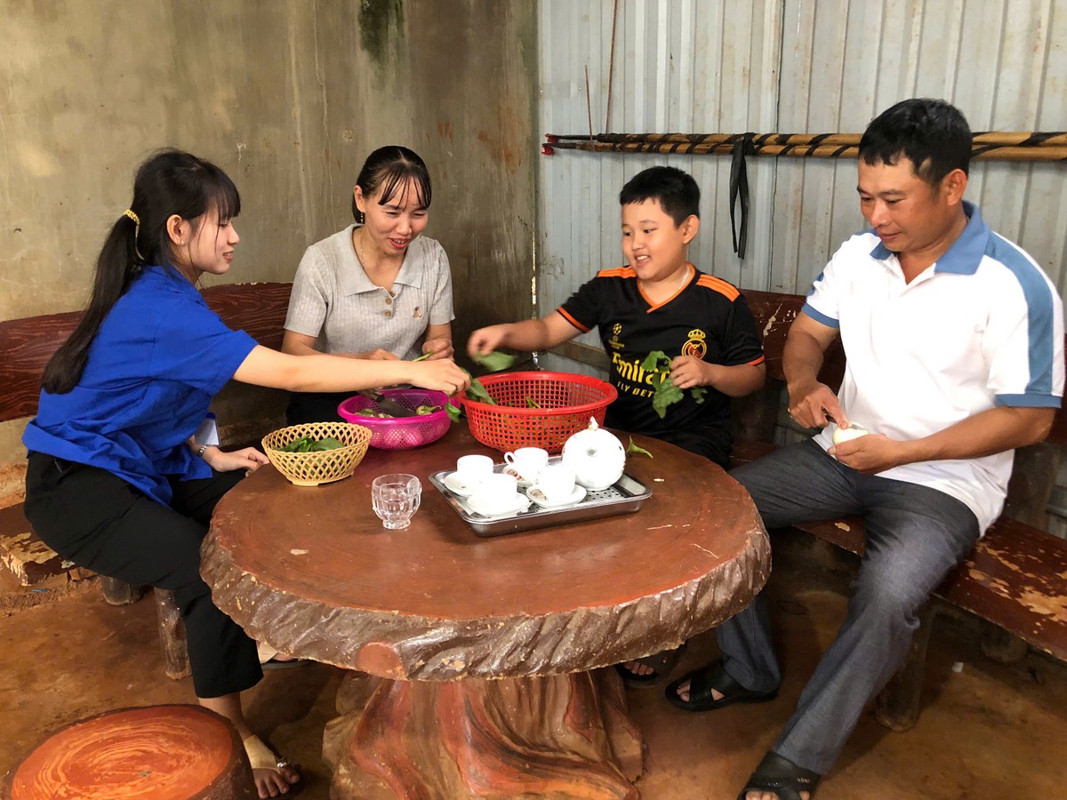 Thợ khai thác mủ cao su với nhiểu sáng kiến được trao Giải thưởng Phụ nữ Quân đội- Ảnh 5.