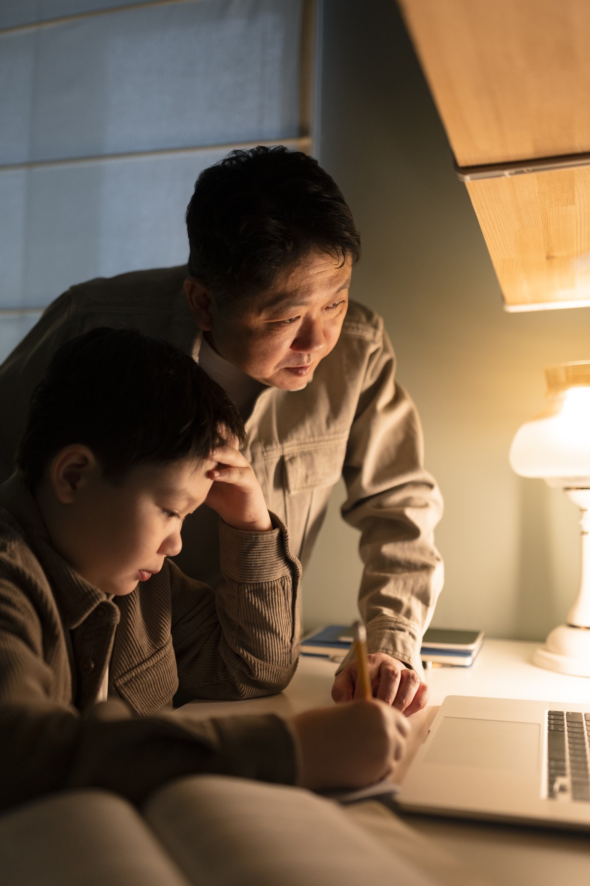 Diễn đàn tháng 10: Khi con chọn “lối tắt” để đổi lấy nụ cười của cha mẹ - Ảnh 1.