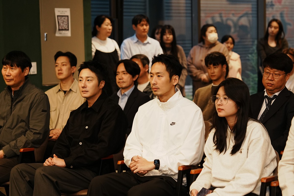 Tuấn Trần tái hợp Jung Il Woo sau thành công 171 tỷ đồng của “Mang mẹ đi bỏ” - Ảnh 2.