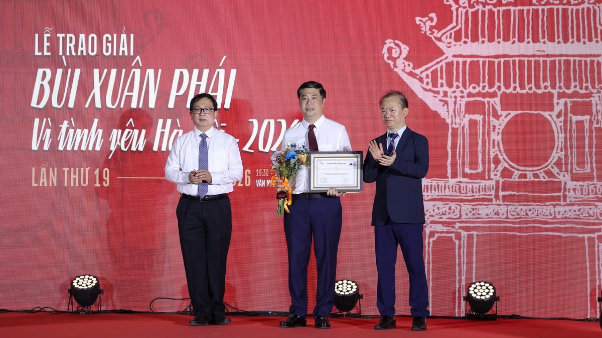 Nhà thơ Bằng Việt nhận Giải thưởng Lớn "Bùi Xuân Phái - Vì tình yêu Hà Nội" 2026 - Ảnh 1.