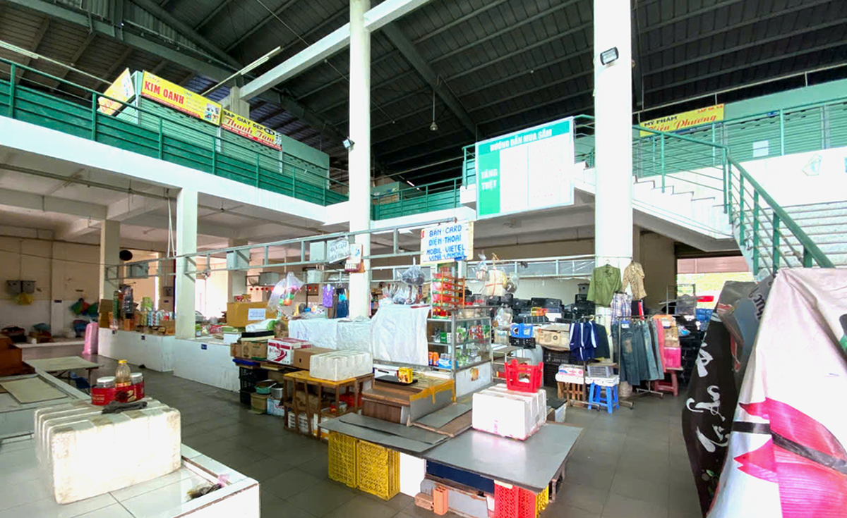 Nữ tiểu thương chợ truyền thống trước áp lực kinh doanh thời đại số - Ảnh 1.