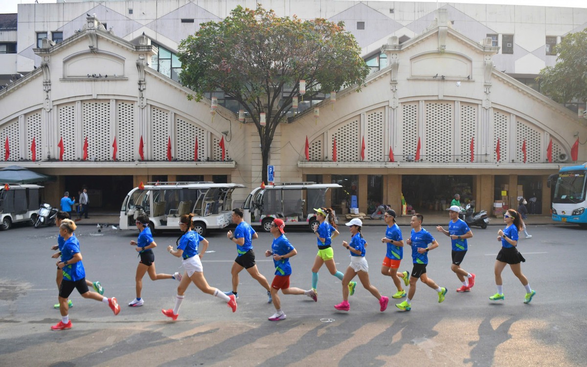 Standard Chartered Marathon Di sản Hà Nội 2026 lan tỏa thông điệp vì môi trường không thuốc lá - Ảnh 1.