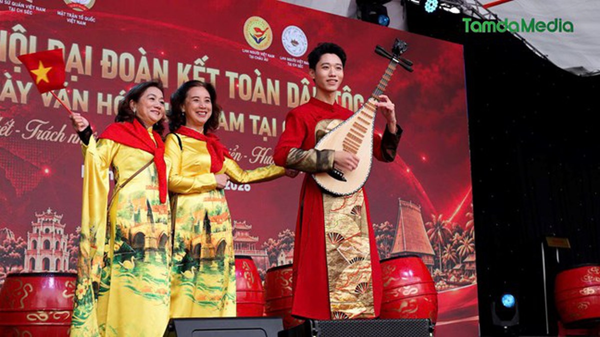 Phó Chủ tịch - Tổng Thư ký UBTƯ MTTQ Việt Nam Hà Thị Nga dự Ngày hội đại đoàn kết toàn dân tộc tại Cộng hòa Séc- Ảnh 3.