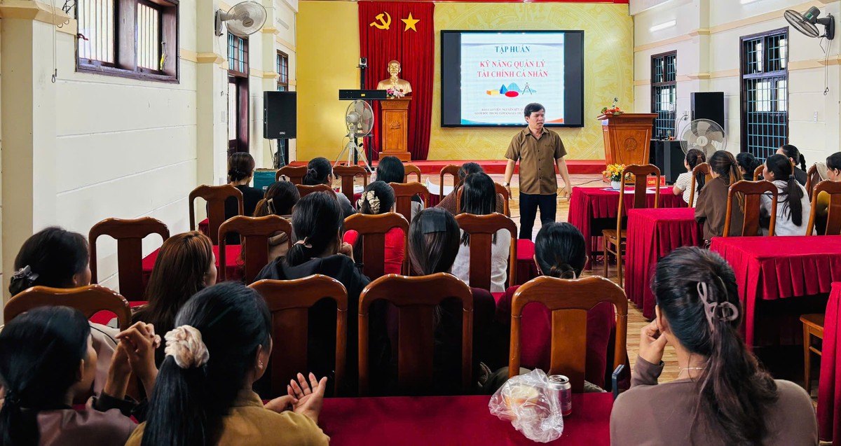 Ký sự La Lay – Bài cuối: Sinh kế tại chỗ và “Hành trang làm cha mẹ từ xa” - Ảnh 2.