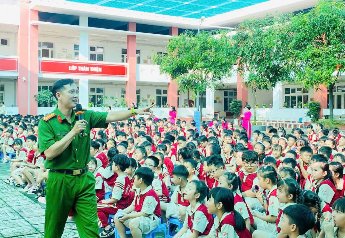 Tuyên truyền về tác hại thuốc lá điện tử cho 900 học sinh phường Bình Dương- Ảnh 1.