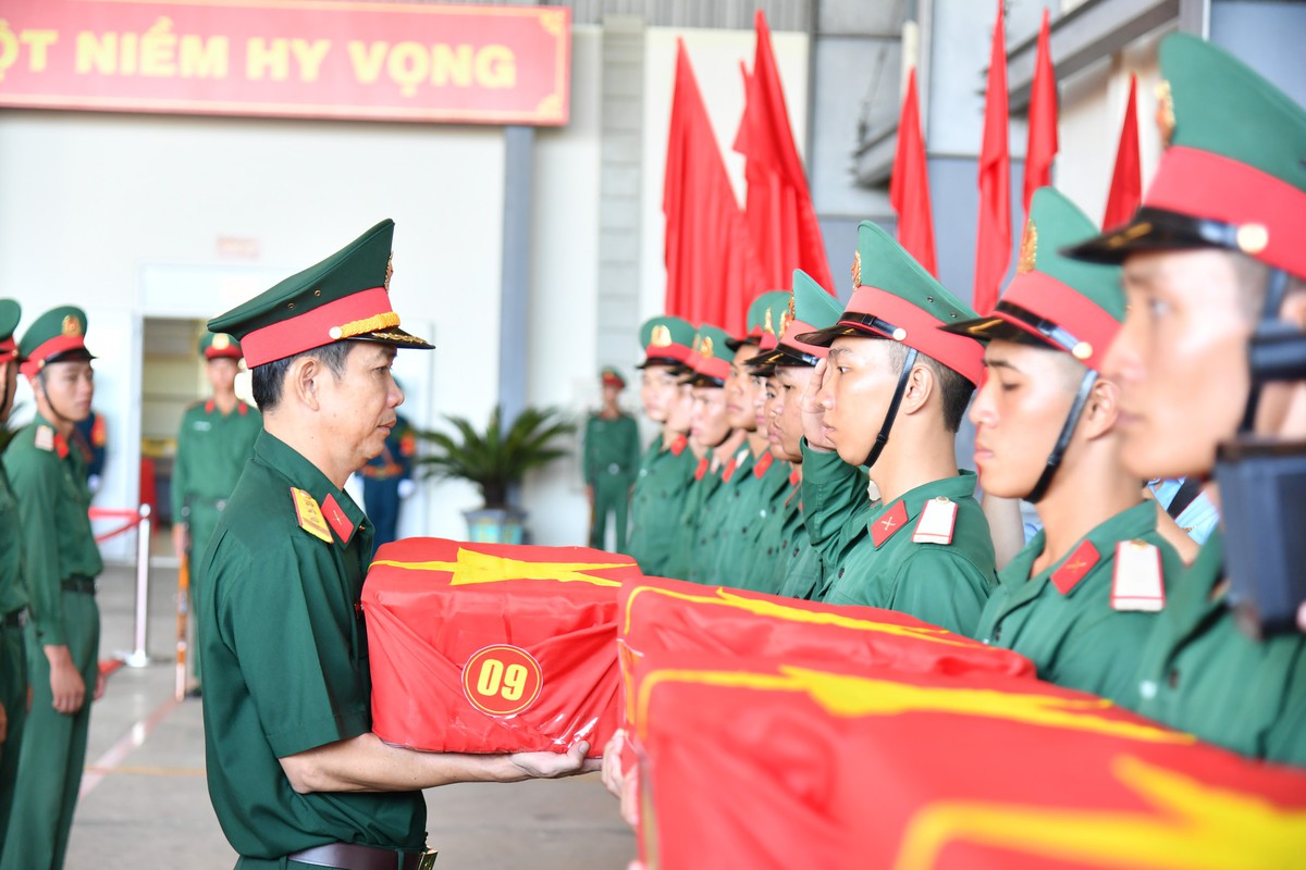 Quân khu 9 phối hợp vận chuyển 15.401 mẫu hài cốt liệt sĩ ra Hà Nội- Ảnh 3.