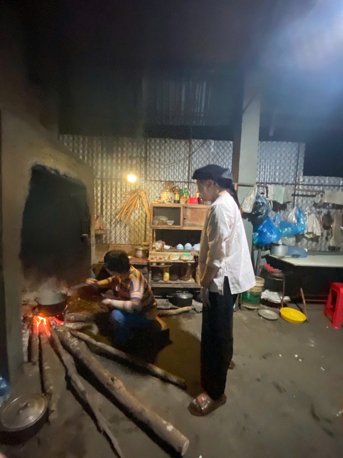 Người phụ nữ đi giữa hai thế giới- Ảnh 1.