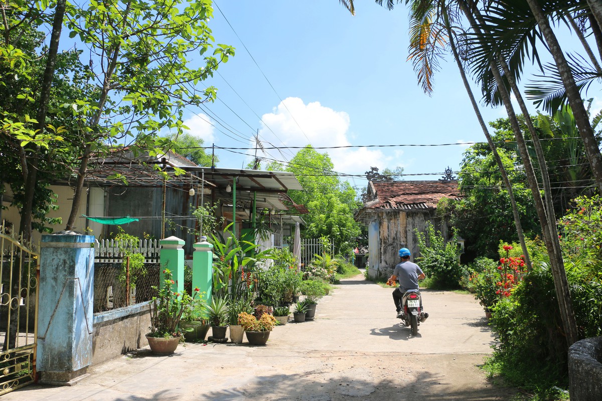 Hơn 40 năm "sống đợi" trong khu di tích lăng vua chờ giải tỏa- Ảnh 1.