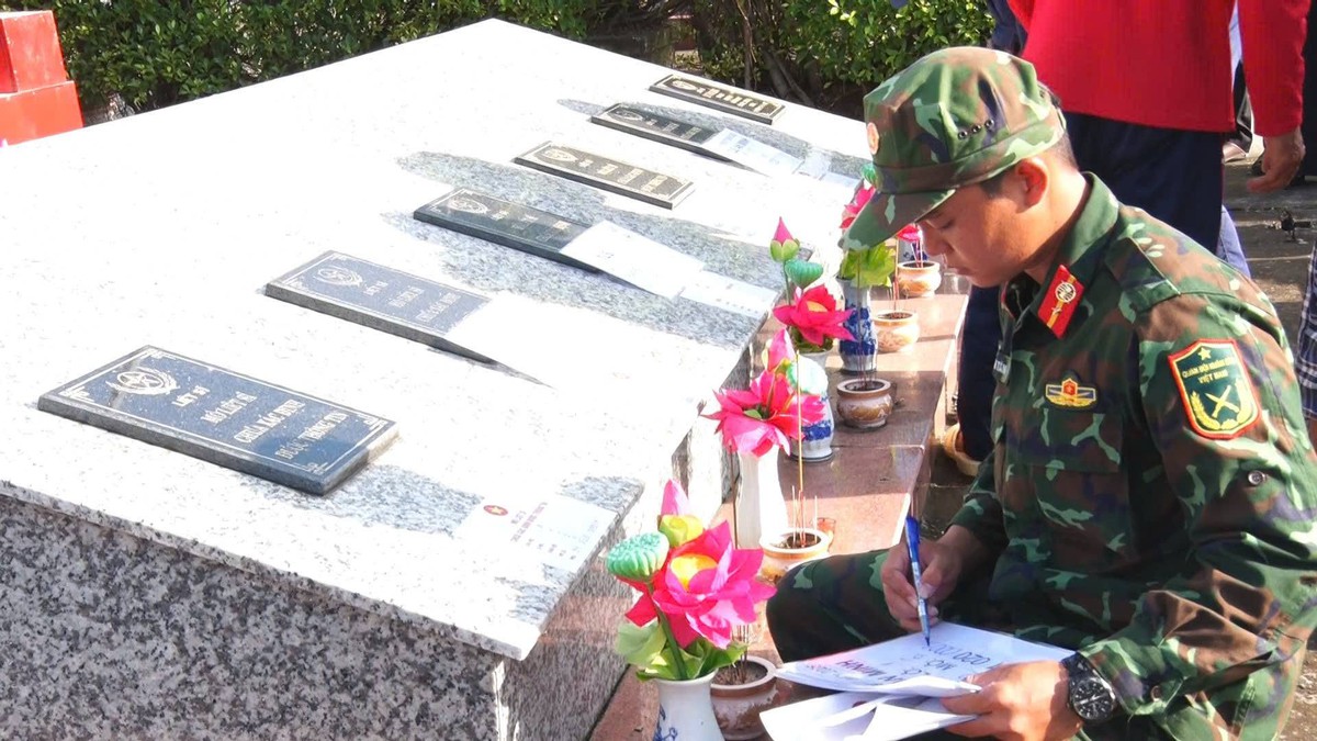 Phát hiện di vật mang tên Phạm Văn Lũy trong mộ liệt sĩ tại An Giang- Ảnh 1.