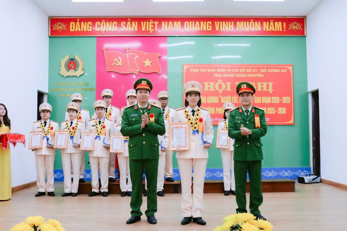 Người giữ lửa bên kia song sắt- Ảnh 4.