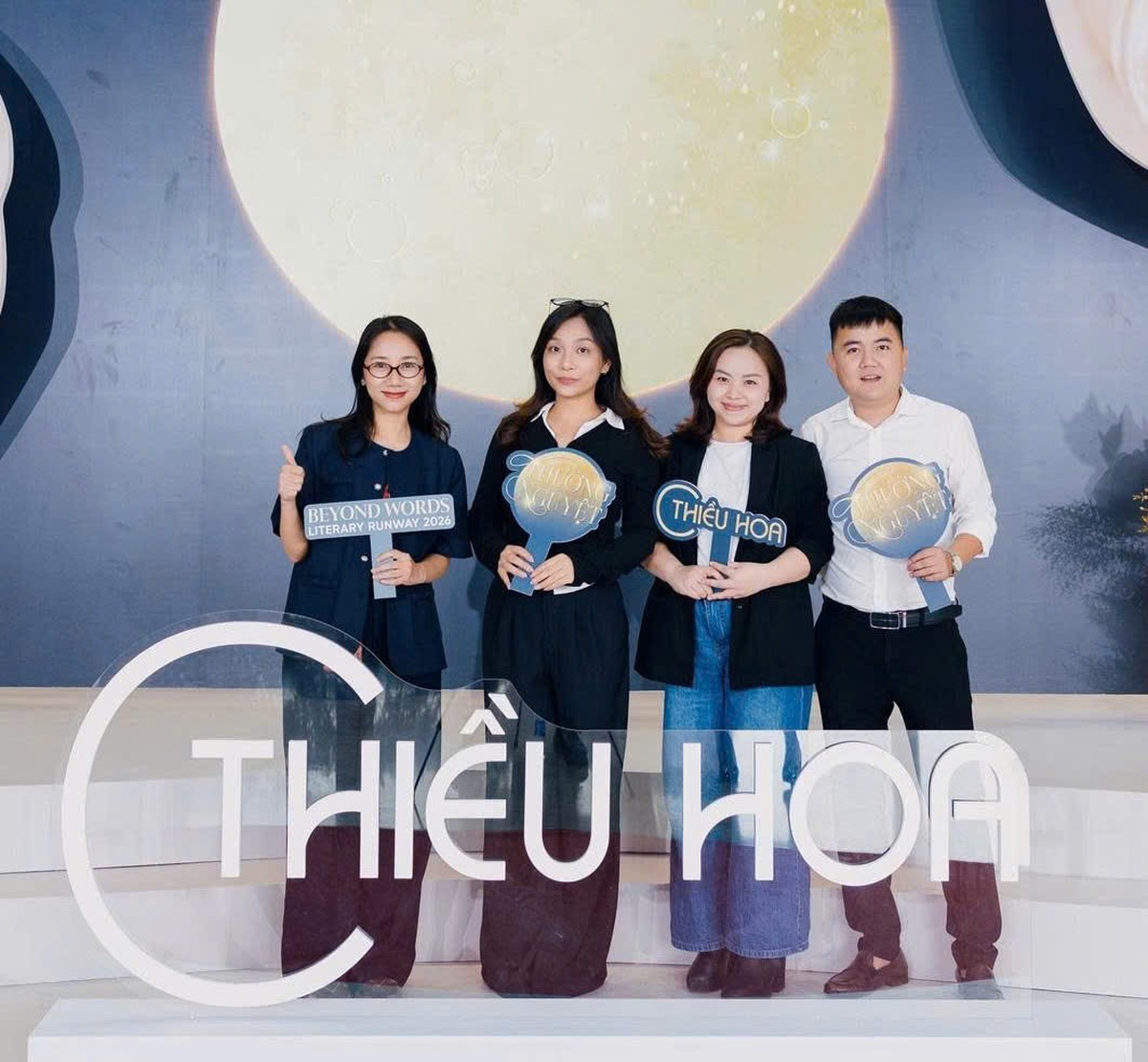 Cú "flex" quyền lực nhất của Thiều Hoa: NTK Mỹ Nhân "bế" cả sếp lớn Shopee, TikTok cùng dàn sao và KOL triệu view lên thảm đỏ! - Ảnh 3.