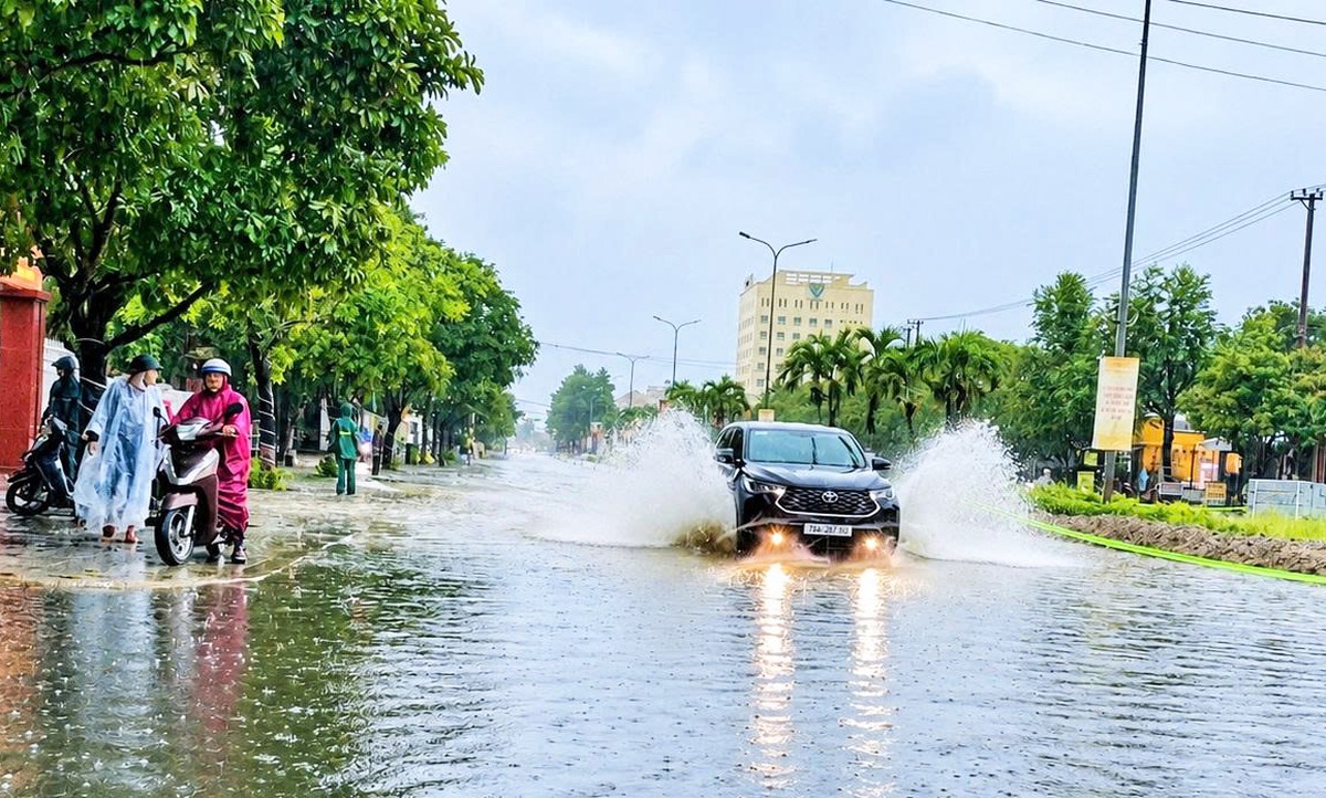 Mưa lớn kéo dài, nhiều nơi ở Đà Nẵng ngập cục bộ - Ảnh 1.