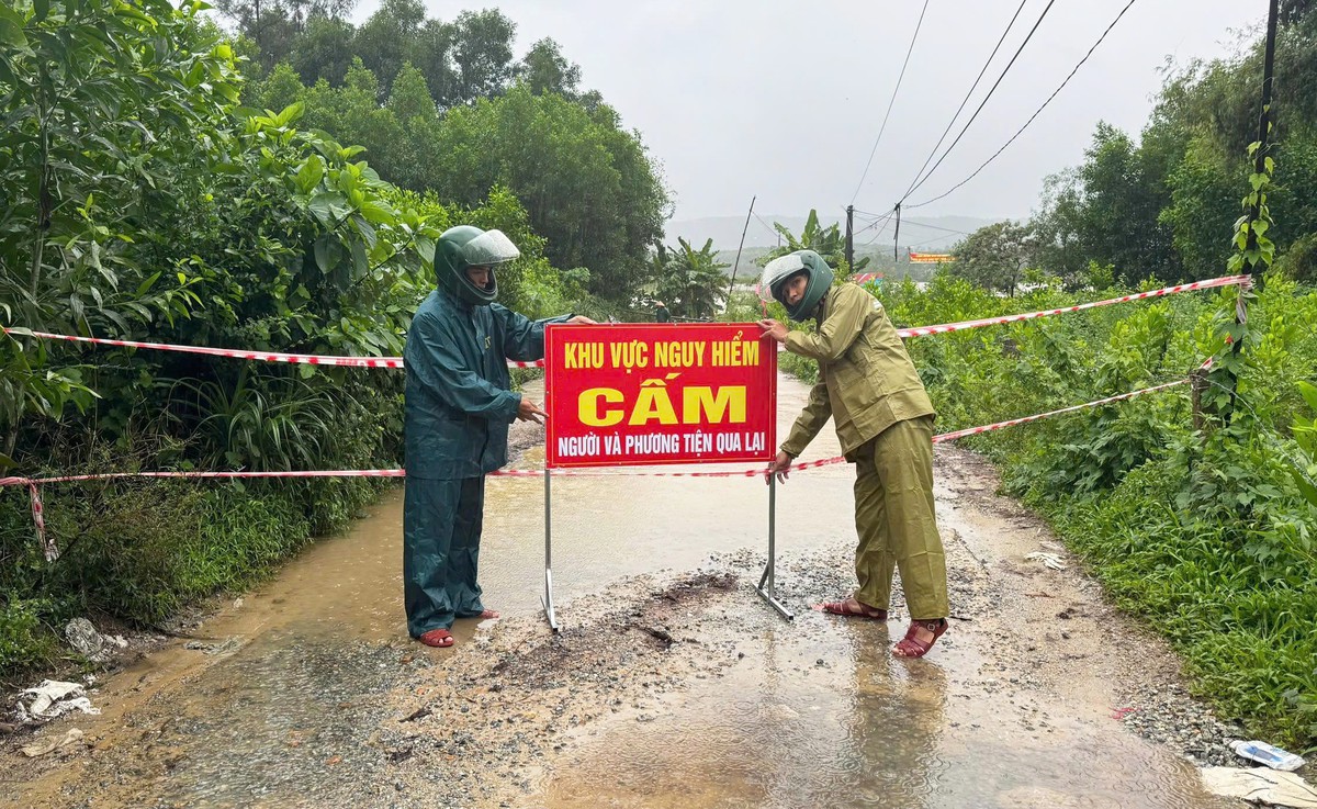 Mưa lớn kéo dài, nhiều nơi ở Đà Nẵng ngập cục bộ - Ảnh 3.