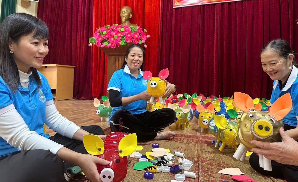 Nữ Đảng viên góp phần thay đổi diện mạo khu dân cư từ những điều bình dị- Ảnh 2. Nữ Đảng viên góp phần thay đổi diện mạo khu dân cư từ những điều bình dị- Ảnh 2.