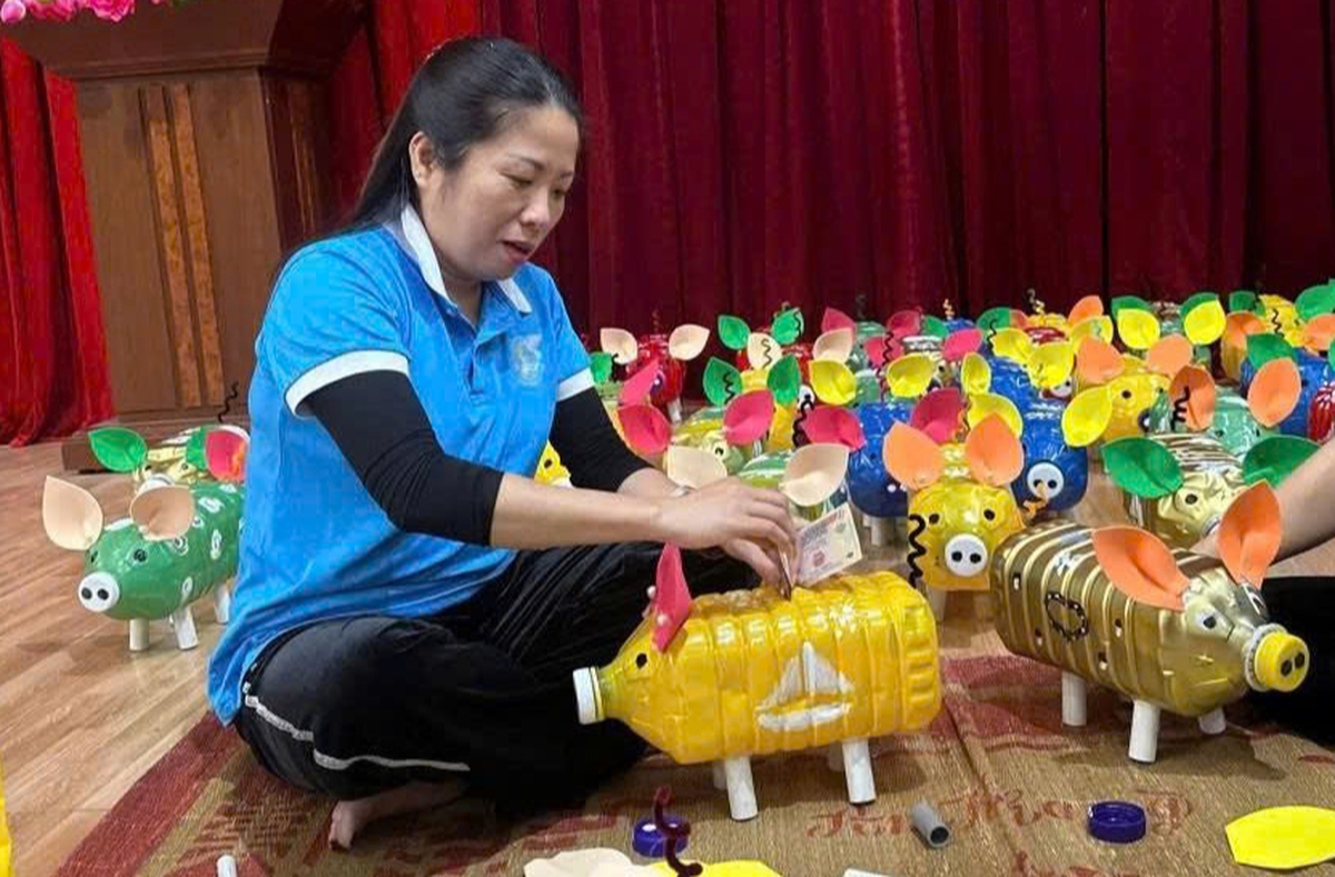 Nữ Đảng viên góp phần thay đổi diện mạo khu dân cư từ những điều bình dị- Ảnh 1. Nữ Đảng viên góp phần thay đổi diện mạo khu dân cư từ những điều bình dị- Ảnh 1.