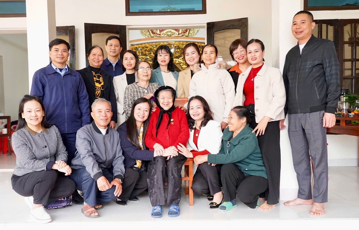 Phó Chủ tịch Hội LHPN Việt Nam thăm, chúc Tết Mẹ Việt Nam Anh hùng ở Thanh Hóa- Ảnh 2.