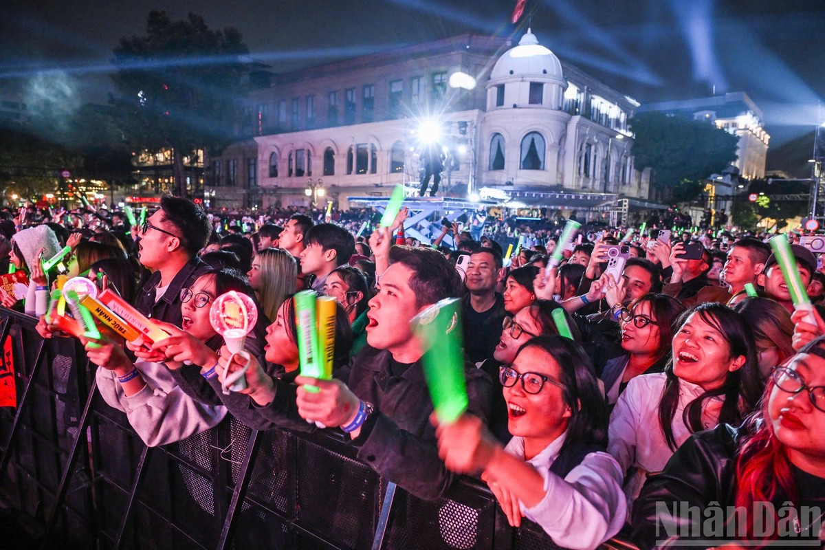 Khán giả reo hò, hòa mình vào không khí sôi động của chương trình nghệ thuật Khán giả reo hò, hòa mình vào không khí sôi động của chương trình nghệ thuật