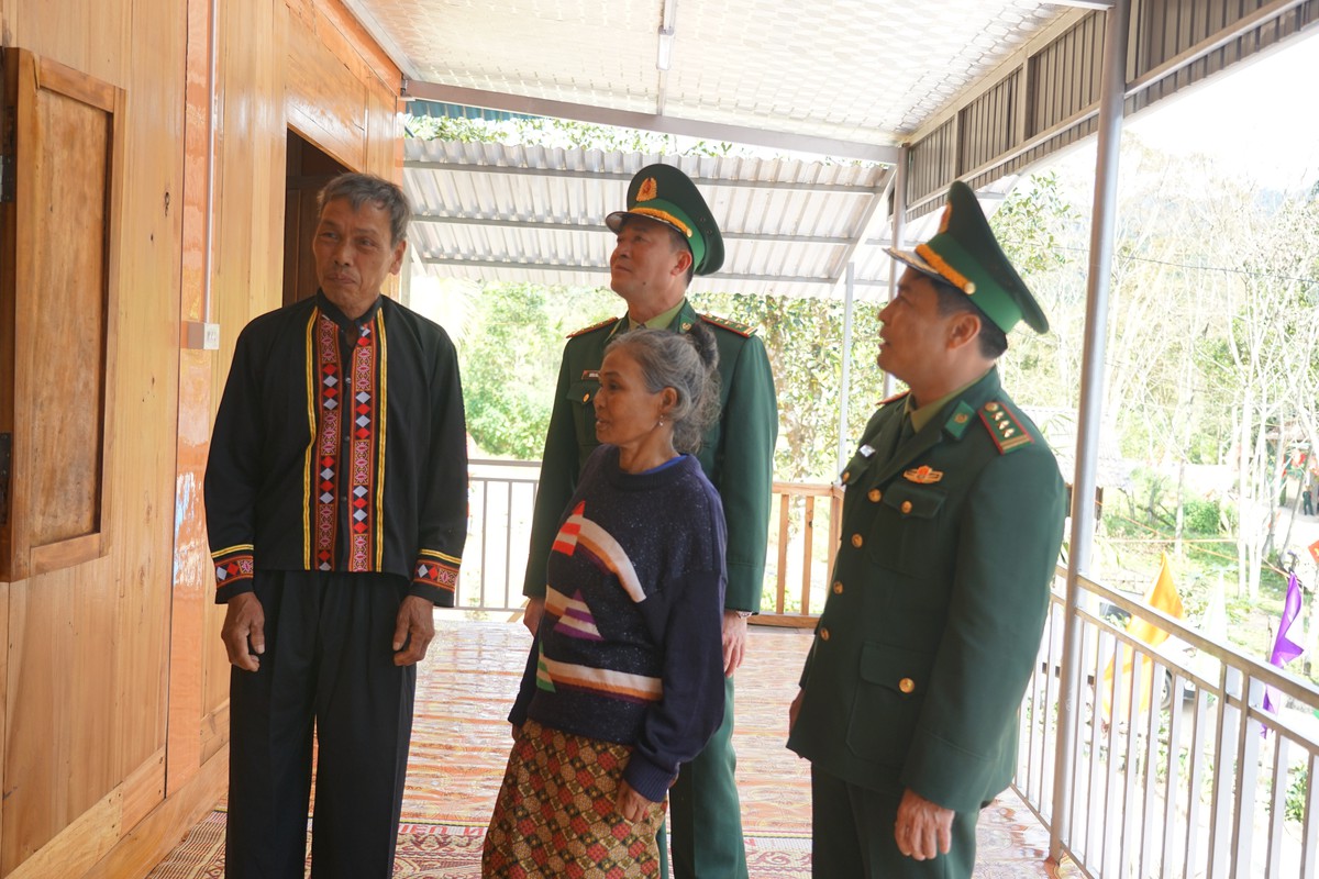 Vợ chồng bà Hồ Thị Đăn vui mừng đón bộ đội Biên phòng  vào thăm nhà