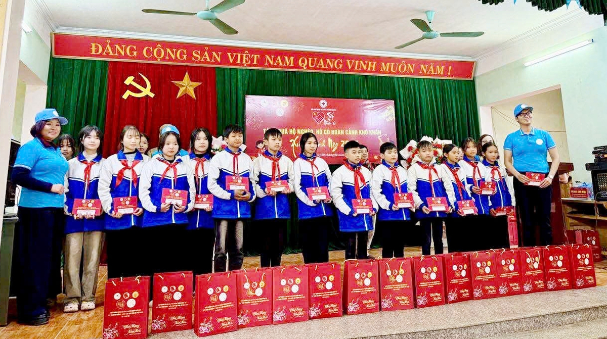 Tặng quà cho học sinh có hoàn cảnh khó khăn