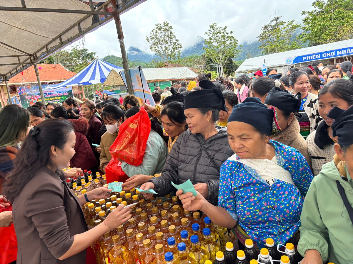 Hội LHPN tỉnh Thanh Hóa mang "Tết sẻ chia" đến với phụ nữ và trẻ em vùng biên- Ảnh 6.