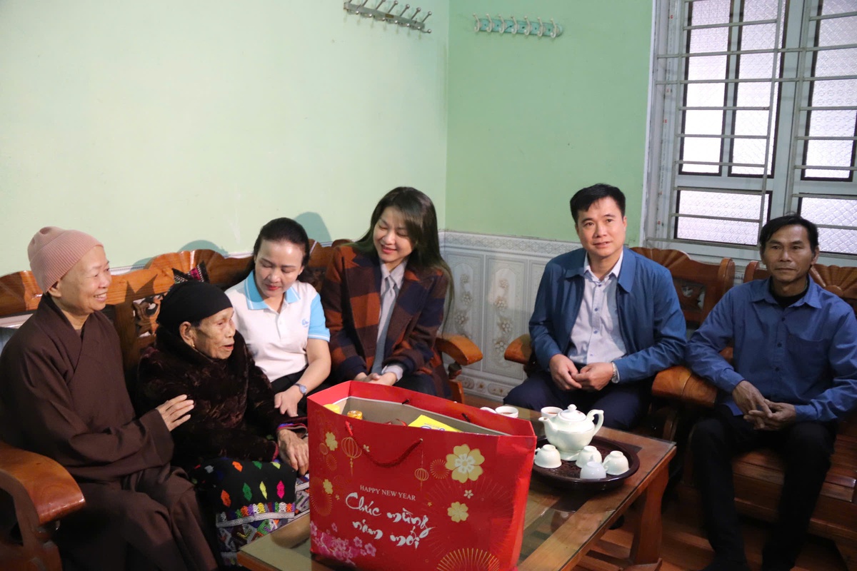 Hội LHPN tỉnh Thanh Hóa mang "Tết sẻ chia" đến với phụ nữ và trẻ em vùng biên- Ảnh 1.