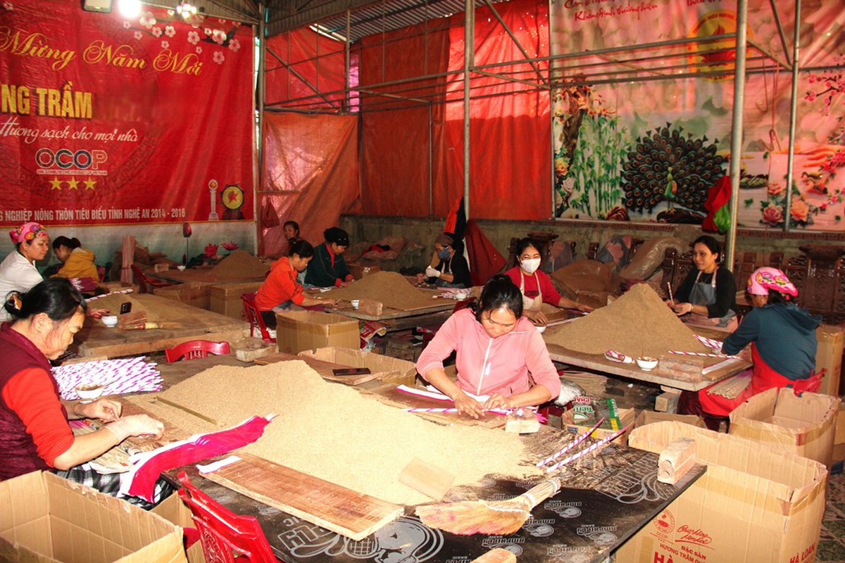 Các cơ sở sản xuất hương trầm ở xã Quỳ Châu tất bật vào mùa Tết