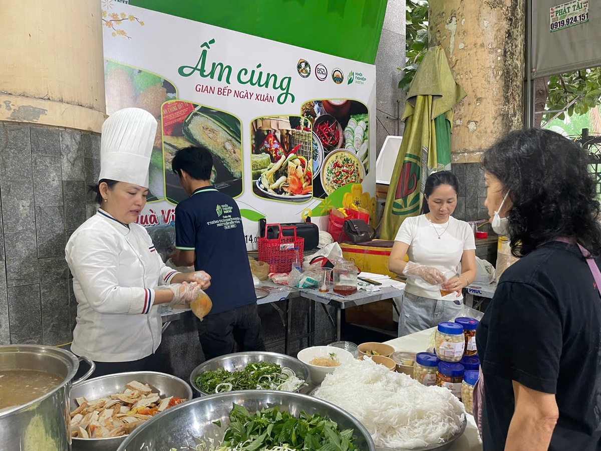 TPHCM: Độc đáo phiên chợ 