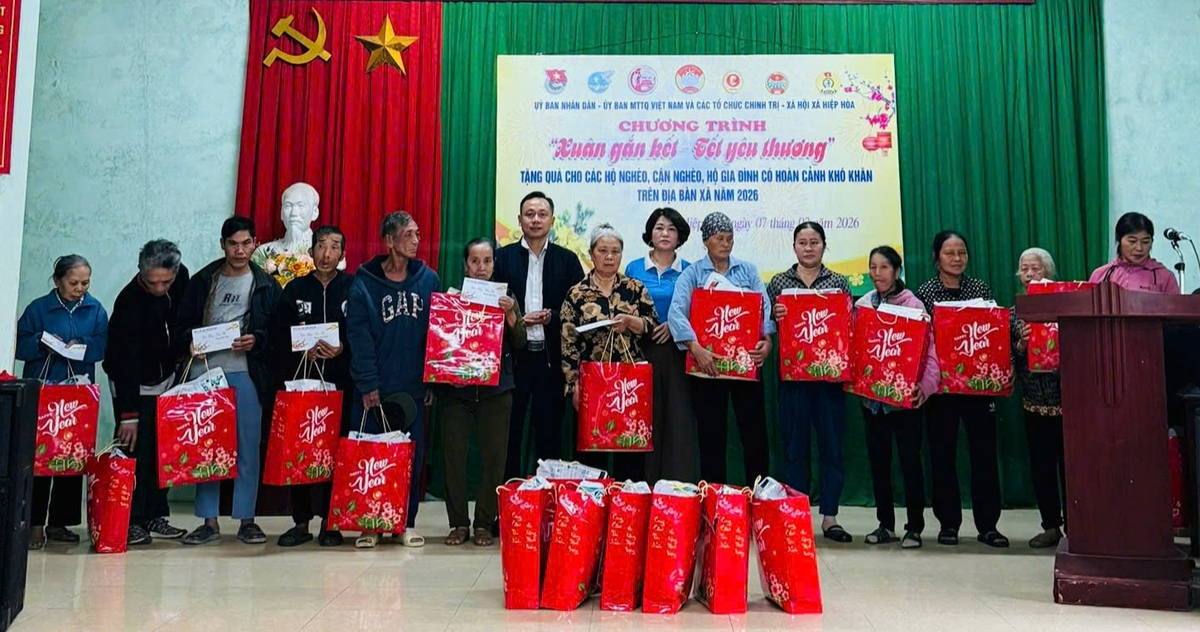 Bắc Ninh: Phụ nữ Hiệp Hòa trao quà Tết đến phụ nữ, trẻ em nghèo- Ảnh 4.
