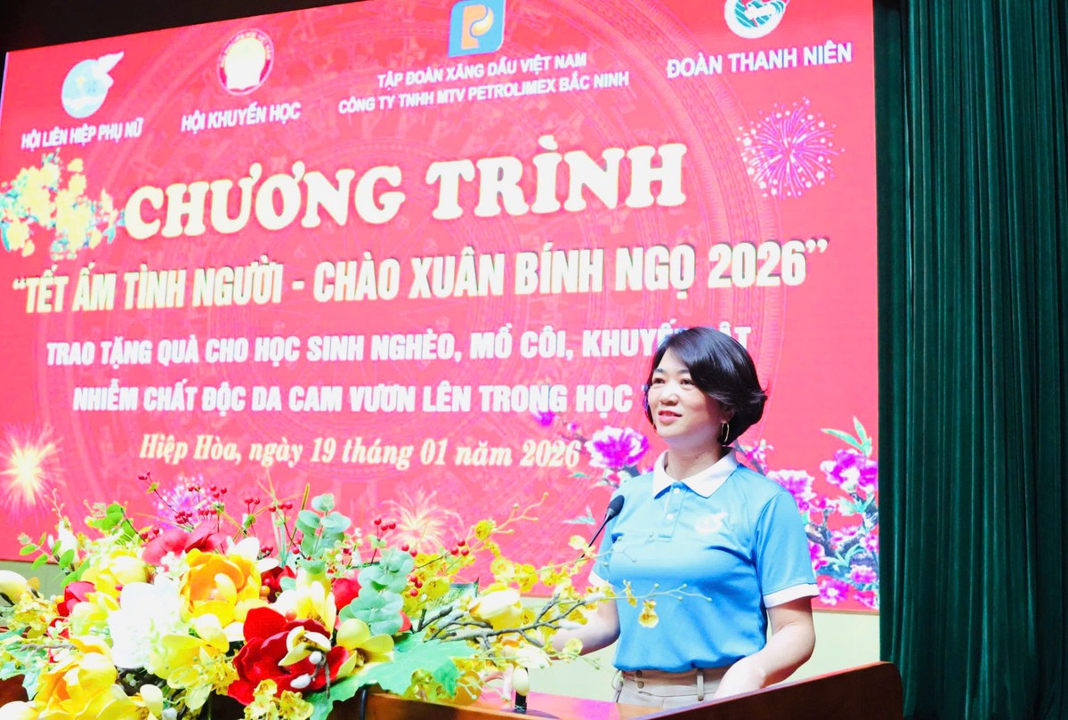 Bắc Ninh: Phụ nữ Hiệp Hòa trao quà Tết đến phụ nữ, trẻ em nghèo- Ảnh 1.