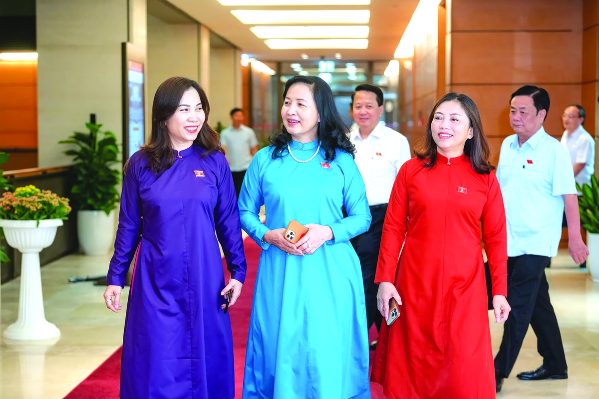 Các đại biểu bên lề kỳ họp thứ 5 quốc hội khóa XV - ẢNH: QUOCHOI.VN